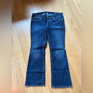 Silver Women’s Jeans Auki Flare Size 16 length 33- worn w/minor wear on bottom.